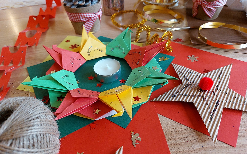 Wir gestalten schöne Dekorationen und Geschenke für die Weihnachtszeit.