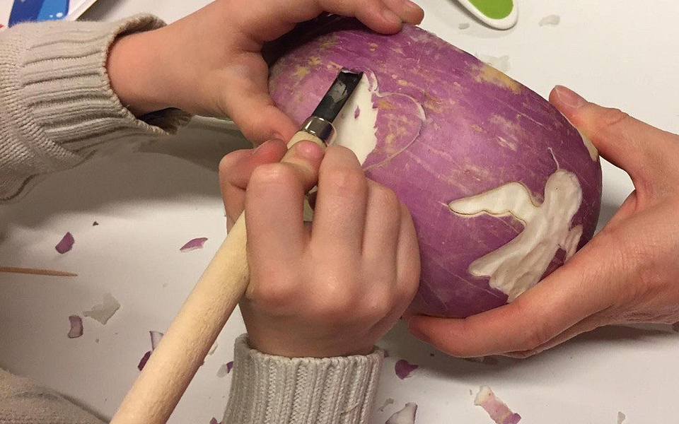 Schnitze bei uns in gemütlicher Runde deine Räbe für den Umzug.