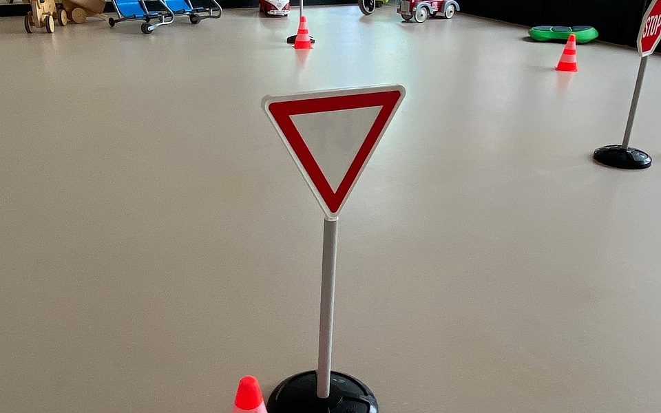 Ein vergnügter Erlebnisnachmittag für Kinder mit Spiel- und Bewegungsgeräten aus der Ludothek.