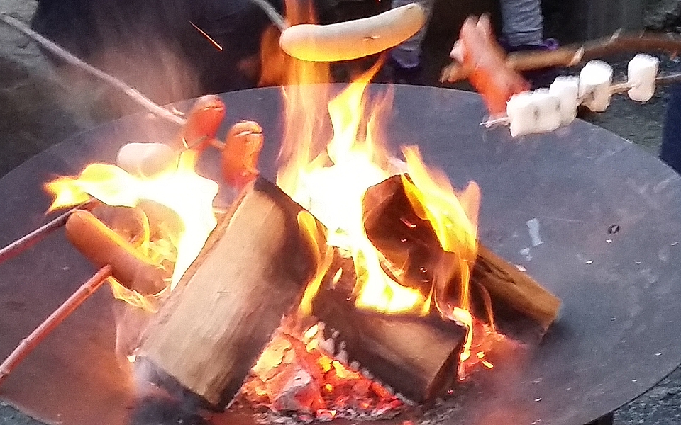 Wir machen im Innenhof ein Feuer, rösten Stockbrot (Schlangenbrot) und werfen den Grill an.