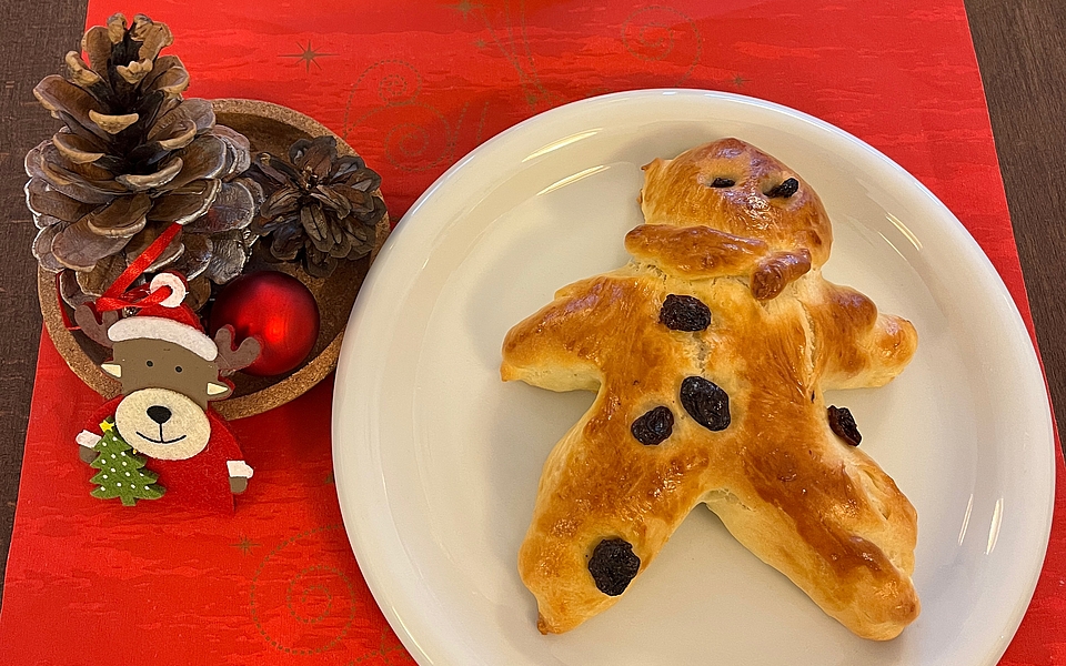 Wir teigen und kneten und formen und backen – und essen natürlich auch.