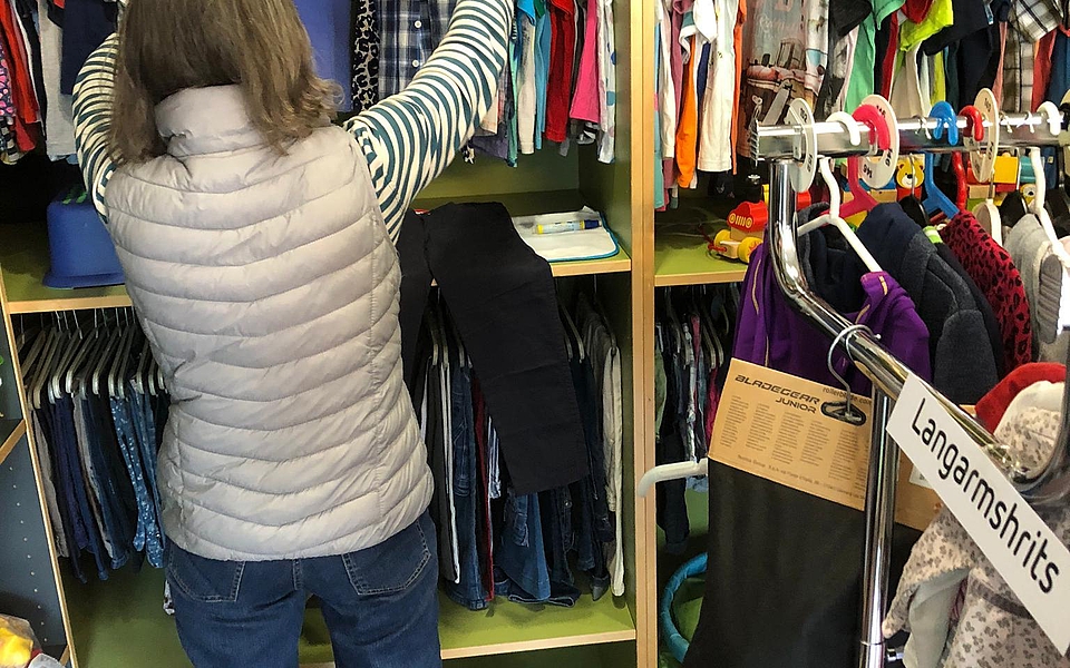Entdecke Schätze für Kinder! Fülle für nur 10 Franken einen Papiersack mit Kleidern und Schuhen aus unserem Fundus.