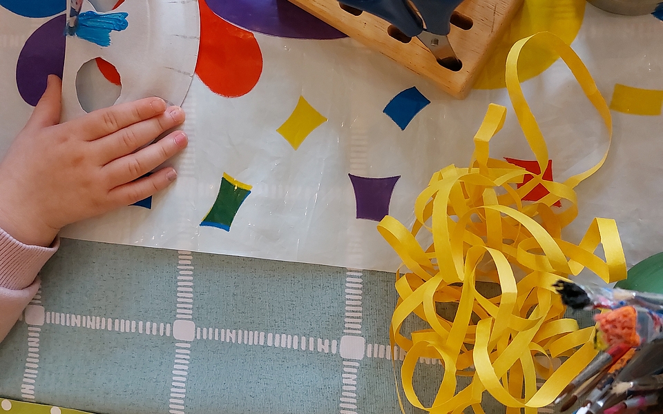 Bastle mit uns deine eigene Maske für die Fasnacht.
