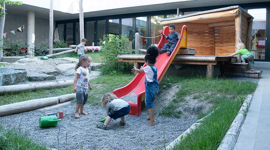 Spielplatz im Innenhof des Zentrums ELCH Frieden, Wehntalerstrasse 440, Zürich
